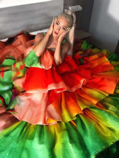 VESTA LUGG SE VISTE CON DISEÑADOR DE LADY GAGA