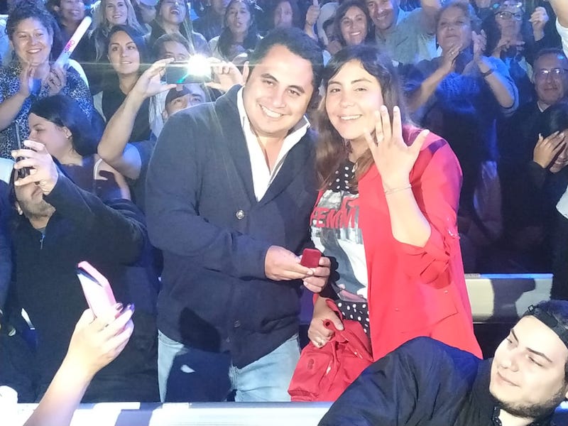 PETICIÓN DE MATRIMONIO EN PLENA ACTUACIÓN DE PABLO ALBORÁN