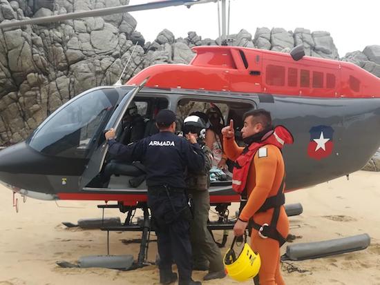 HELICÓPTERO NAVAL RESCATÓ A MUJER ATRAPADA EN UNA CUEVA EN ALGARROBO