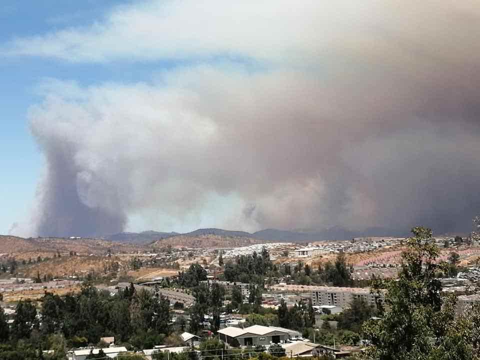 MONITOREO ALERTA ROJA PARA LAS COMUNAS DE VALPARAÍSO Y QUILPUÉ POR INCENDIO FORESTAL