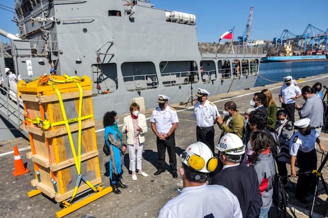 MINISTERIO DE LAS CULTURAS Y ARMADA DE CHILE ENCABEZAN EMBARQUE DEL MOAI TAU EN VALPARAÍSO PARA SU VIAJE A RAPA NUI