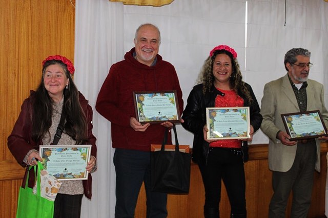 COMUNIDAD DE PLAYA ANCHA DISTINGUIÓ A DOCENTE UPLA POR SU APORTE A LA EDUCACIÓN PATRIMONIAL