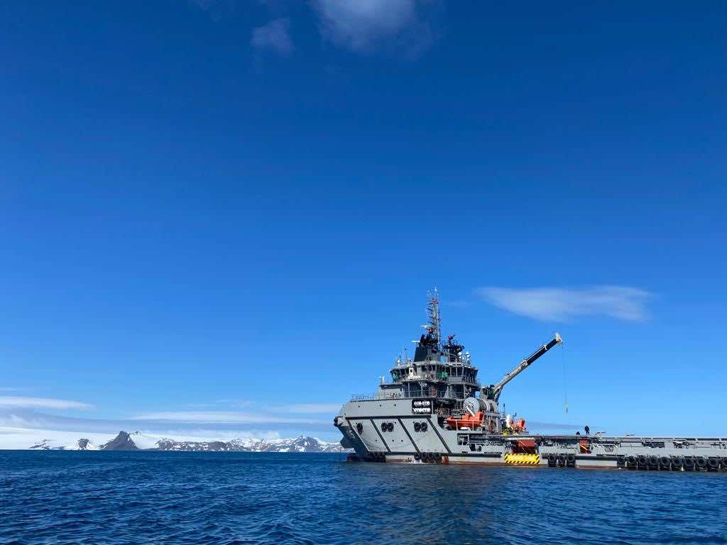 UNIDADES NAVALES  REALIZAN ACCIONES OPERATIVAS EN EL TERRITORIO CHILENO ANTÁRTICO