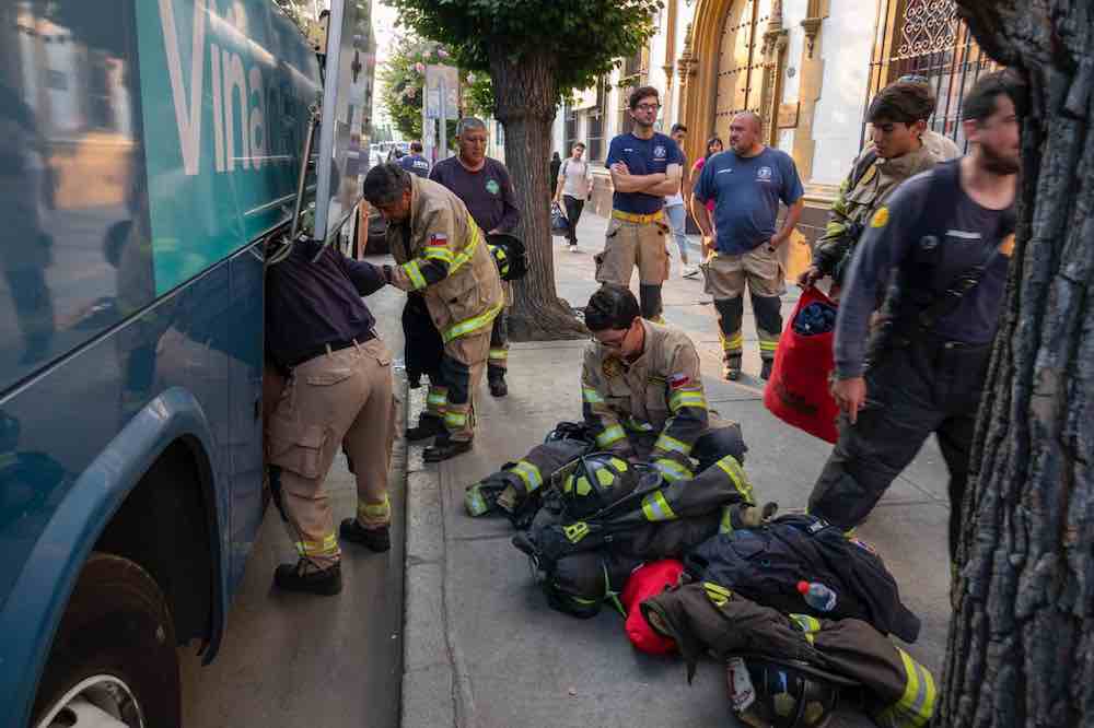 MUNICIPIO DE VIÑA DEL MAR DISPUSO TRANSPORTE PARA VIAJE DE EQUIPO DE EMERGENCIA Y BOMBEROS EN APOYO A ZONA AFECTADA POR INCENDIOS FORESTALES